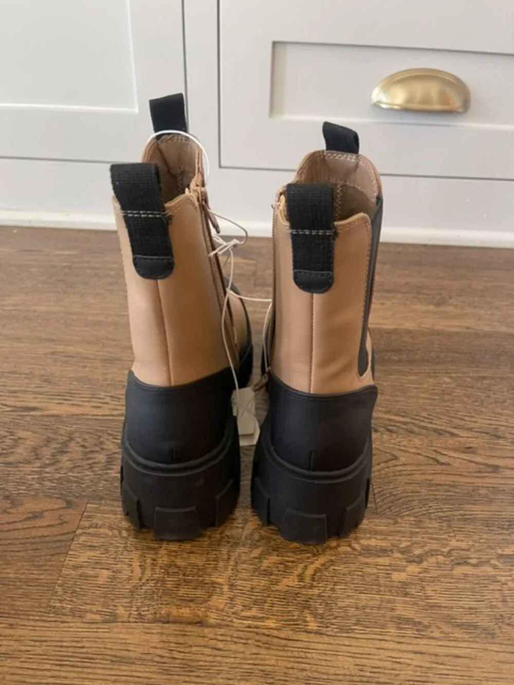 Universal Thread Devan Tan Black Water Repellent Lug Sole Chelsea Boots 8.5 NIB